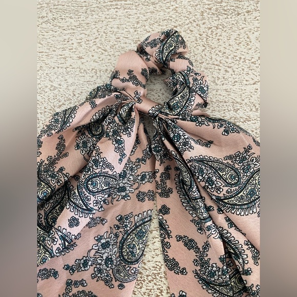 NWOT Scarf Scrunchie - Picture 3 of 3